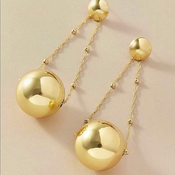 Gold ball drop exaggerated earrings - Picture 3 of 8